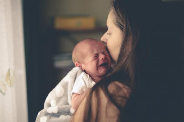 هل تعلمين أنّ البكاء يمكن أن يكون مفيداً لطفلك الرضيع؟